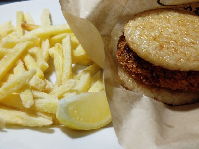 台湾ミンチカツごはんバーガーセット(金のポテト)_快活CLUB清水春日店