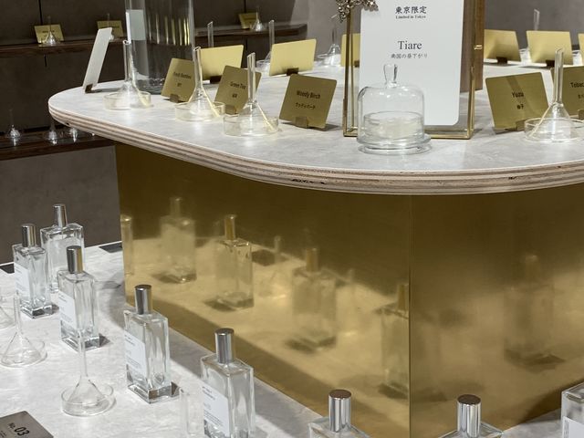 香りを選ぶ台_MY ONLY FRAGRANCE TOKYO Solamachi