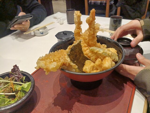 天丼もラージサイズ サクサクで美味しい!_海鮮蔵 魚魚魚