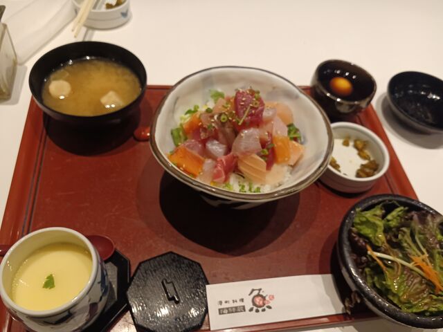 専用の黄身タレで食べる漁師飯も美味しい!
税込1265円超リーズナブル!_海鮮蔵 魚魚魚