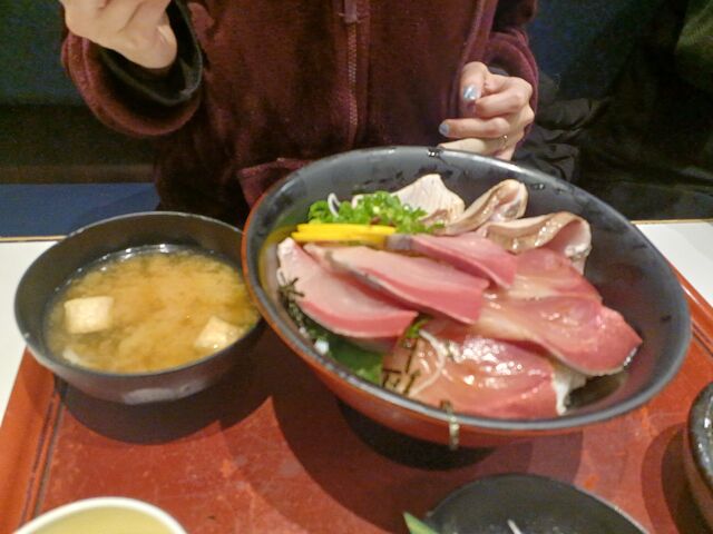 同じ丼に あぶり も入っているので、味変も楽しめるので お薦めです!_海鮮蔵 魚魚魚