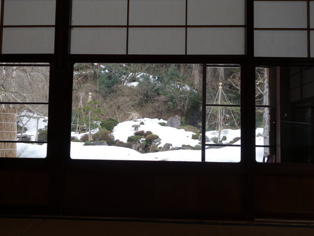 雪見障子越しのお庭の風景_玉川寺庭園