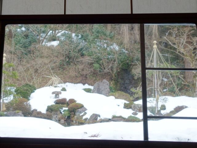 雪見障子越しのお庭の風景_玉川寺庭園