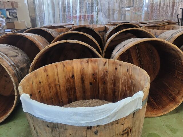 昔ながらの塩辛を発酵する樽たち_小田島水産食品株式会社 工場直売店