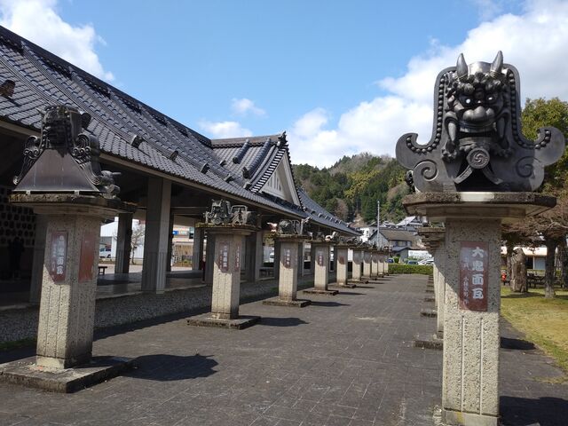作品がのった石柱がずらりと。_大江山鬼瓦公園
