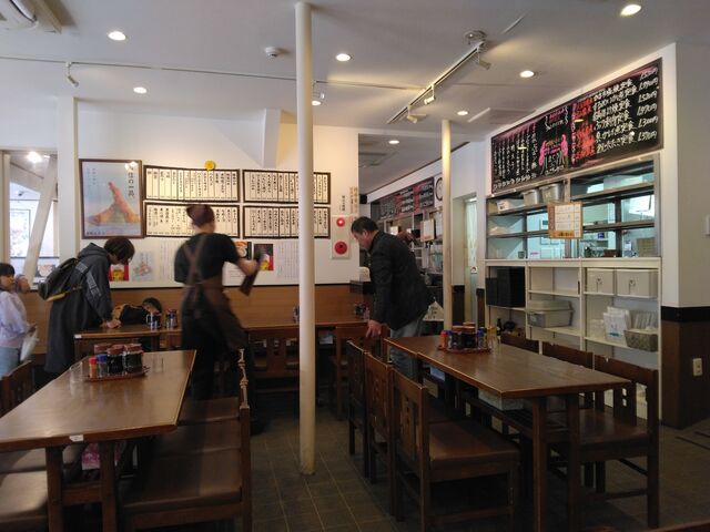 店員さん達はきびきびと働いておられます。_ときわ食堂