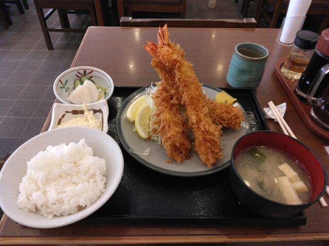 エビフライです。三本にしました。_ときわ食堂