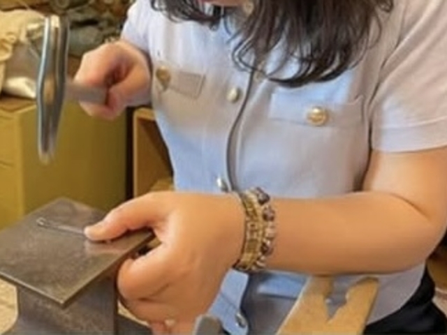 叩いたり…この細かい作業はメガネ無しでは出来ず…ハズキルーペをお借りしました。_Hiddie's(ヒディーズ)