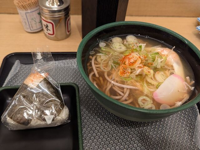 ホテルの朝食券で おにぎり1個付_白山そば 金沢駅待合室内