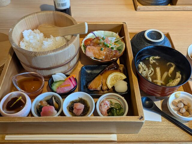 店内で御櫃御膳_芝寿しのさと店