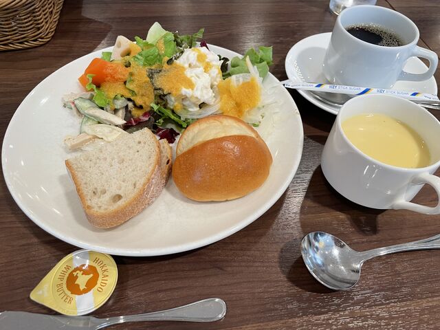 パンとサラダ、コーンスープ_ホテルJALシティ関内 横浜 カフェ&レストラン シルク