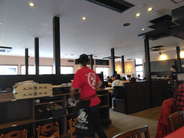 店員さん達は必死に働いておられました。_丸源ラーメン 江戸川鹿骨店
