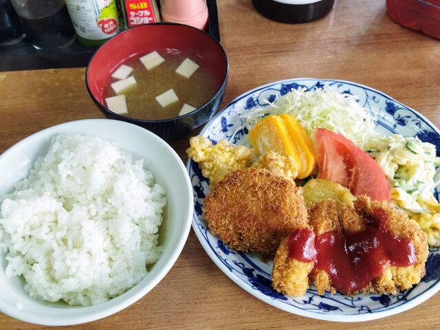 定食
ご飯 おかず(ポテトサラダ かき揚げ天 豚カツ コロッケ とり天)_だるま食堂