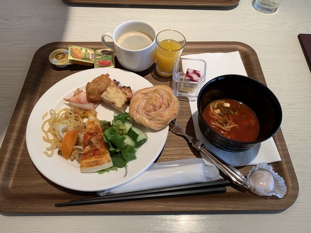 とりあえず1度目に取った料理です。右側はトマトラーメンです。_ANAクラウンプラザホテル熊本ニュースカイ