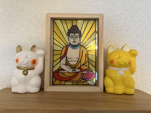 部屋の一番高い位置に、招き猫と一緒に飾っております。_あとりえ ざくろいろ。&Candle Studio ibuki