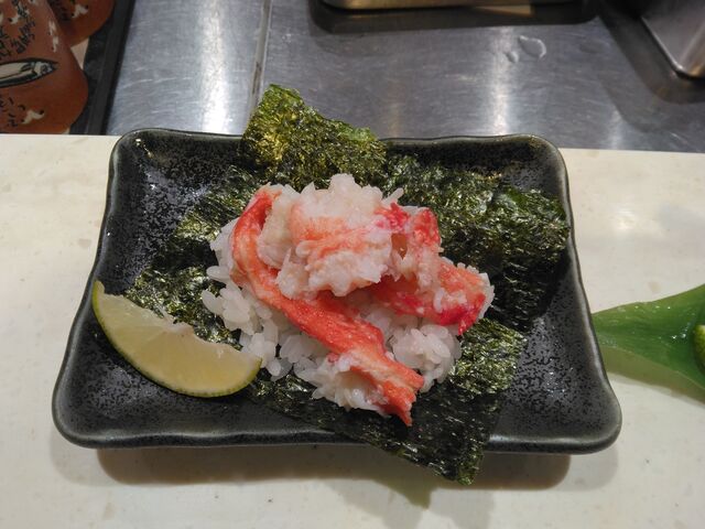贅沢なたばら蟹です。_立食い寿司 根室花まる 丸の内オアゾ店