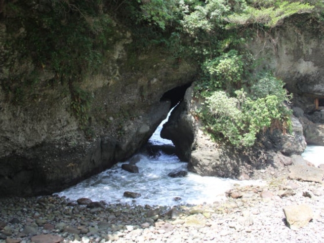 長崎鼻の海蝕洞穴