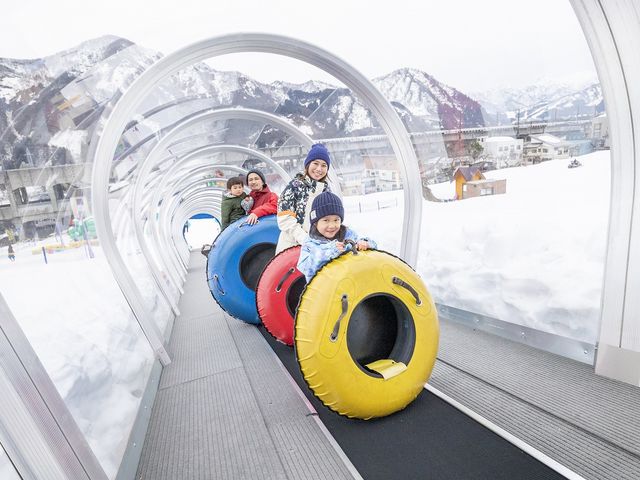 ギャラリー付き100mスノーエスカレータ_湯沢高原スキー場