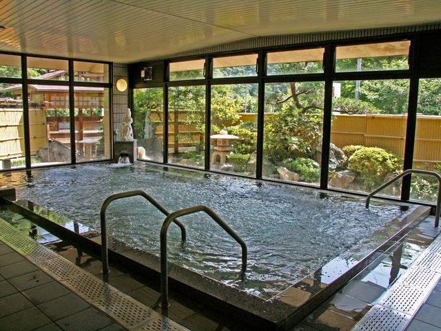 純和風の庭園…どこか懐かしさを感じる_秩父温泉 満願の湯