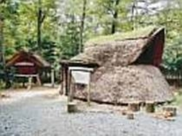 当時の生活を垣間見る事が出来る竪穴式住居_大玉の秘境 縄文村