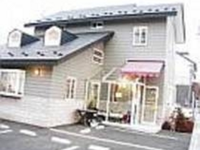 駅から徒歩1分という近さ、この外観が目印_カフェドタントゥ