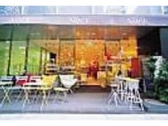 店先にはカラフルなチェアがずらり_NOCE堀江店
