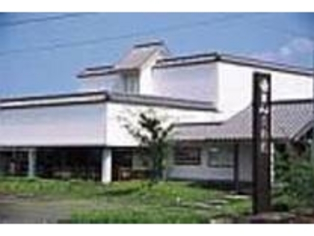 白壁に瓦屋根という和のイメージの美術館_灸まん美術館