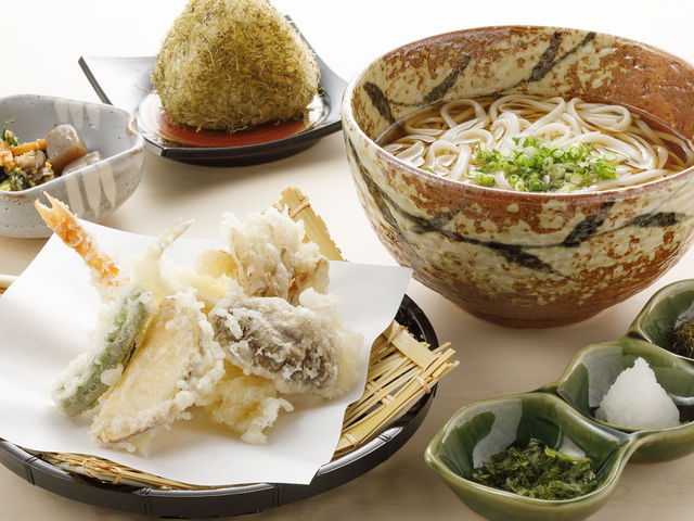 氷見うどんと季節の天麩羅ご膳のランチです。つるつるのうどんに出汁の利いたつゆがよく合います。天麩羅は塩でもOK!_桜ヶ池クアガーデン