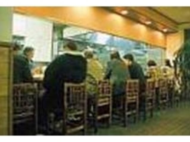 ご主人との会話も楽しいカウンター席_やきとりの店 世渡