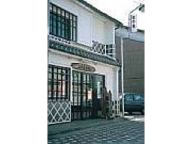 昔ながらの店が軒を連ねる商店街通りに建つ_上田屋本店
