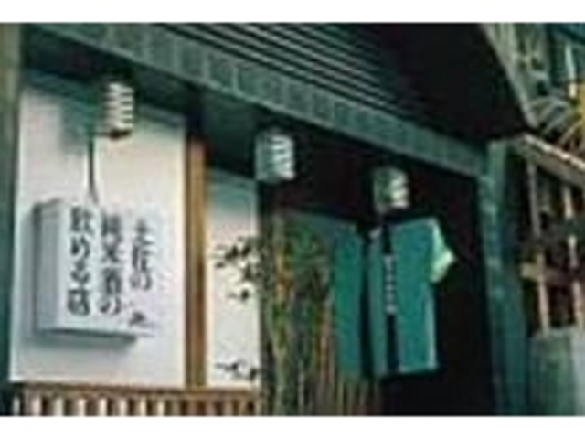 店先には暖簾代わりに蔵元のはっぴがかかる_米米くらぶ