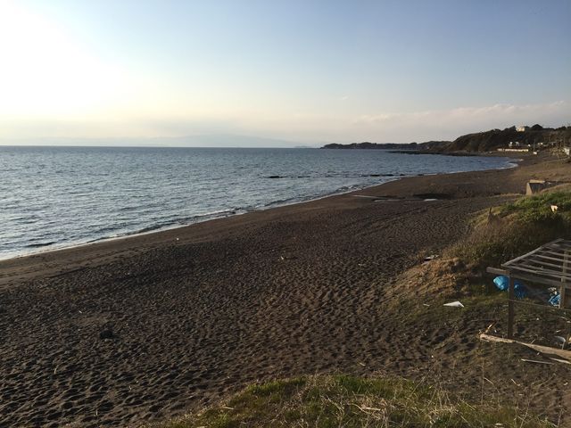 ずっと先の丘のあたりまでビーチが広がる_三戸海水浴場