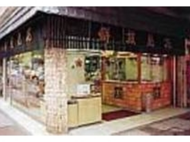 ガラス越しに焼きの実演を見学できる_花見煎餅吾妻屋総本店