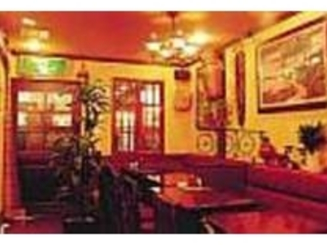 木の温もりを感じる落ち着いた店内_カフェ ハイチ 横浜