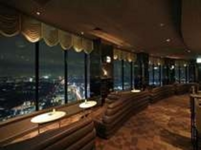 極上の夜景を見ながら・・・きらめく夜景がおふたりを包むカップルシートもおすすめ!_トップオブヨコハマ バーラウンジ