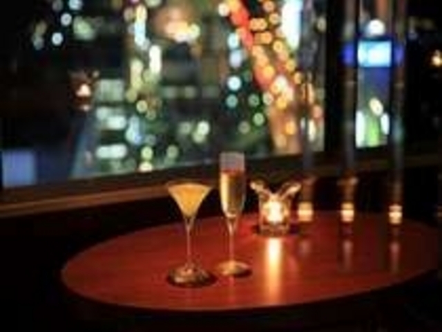夜はオリジナルカクテルと42階からの眺望・夜景に酔いしれて★_トップオブヨコハマ バーラウンジ