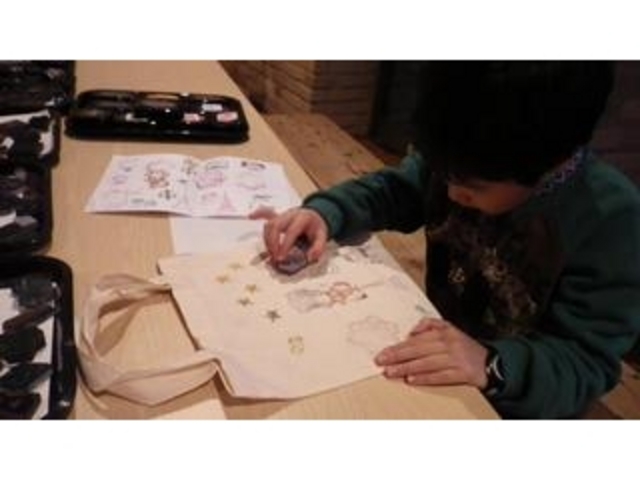 消しゴムはんこを使ったワークショップの様子1_セレネ美術館