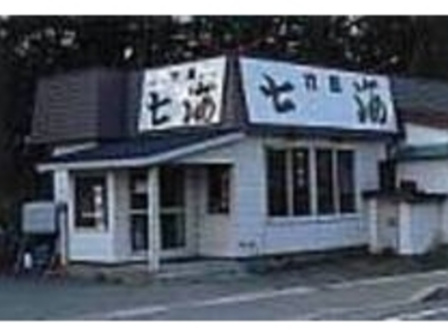 国道沿いにある大きな看板が目印のお店_拉麺 七海