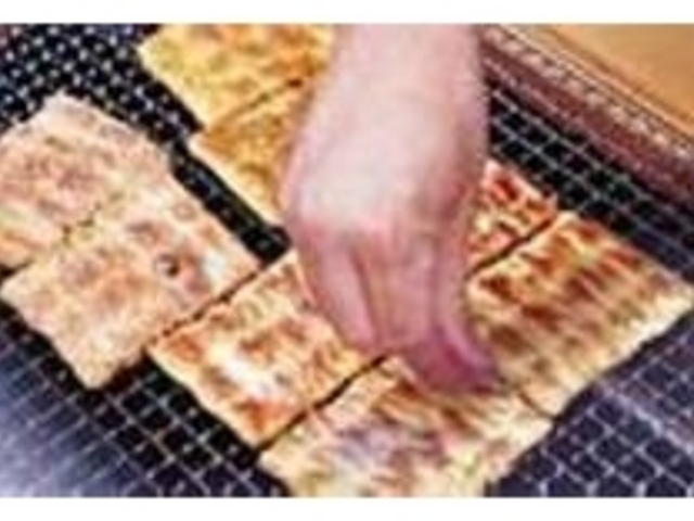 手焼のおせんべいの味は忘れられない_青柳米店