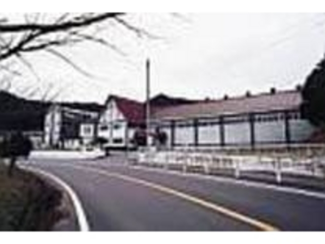 建物は煉瓦色の屋根が美しくレトロな雰囲気_田苑酒造