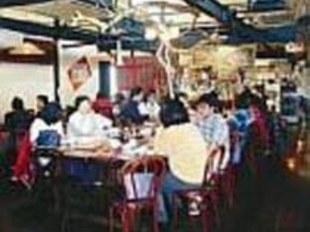 深夜24時まで、多国籍料理が味わえる_魚菜市場 楽cin