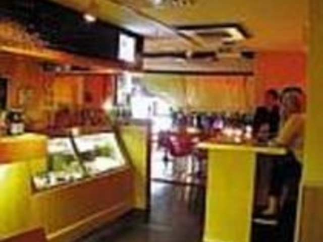 カフェバー風の店内は気軽なパーティーにも_クッチーナ ニューヨークキッチン