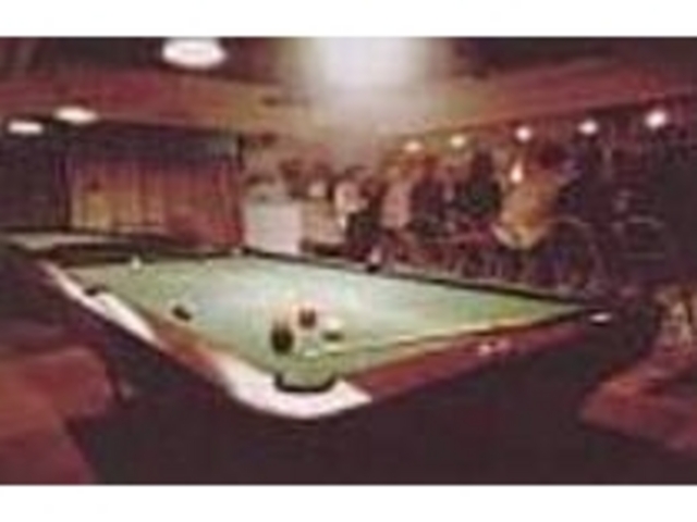 中央に置かれた2つのビリヤード台が印象的_pool bar ROOM