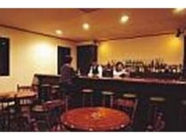 インテリアには凝らないシンプルな空間_Bar nirvana