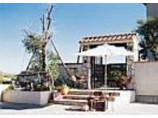 南プロヴァンス風な建物が青空にはえる_Cafe Welcome Tea