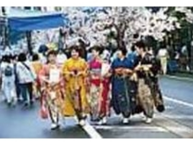 華やかなきもの姿が明るく町を彩る_きものまつり