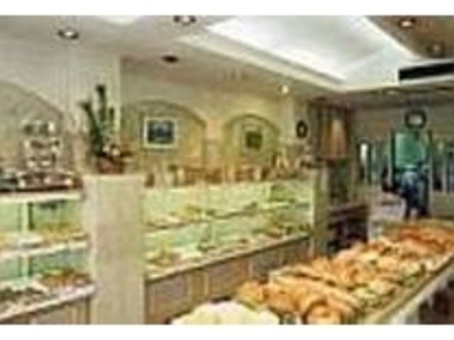 元気で明るいスタッフで店内も活気がある_栄軒ベーカリー
