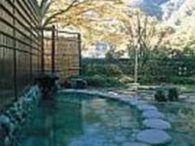 木もれ日の中、森林浴を兼ねてのんびりと_花山温泉 温湯山荘