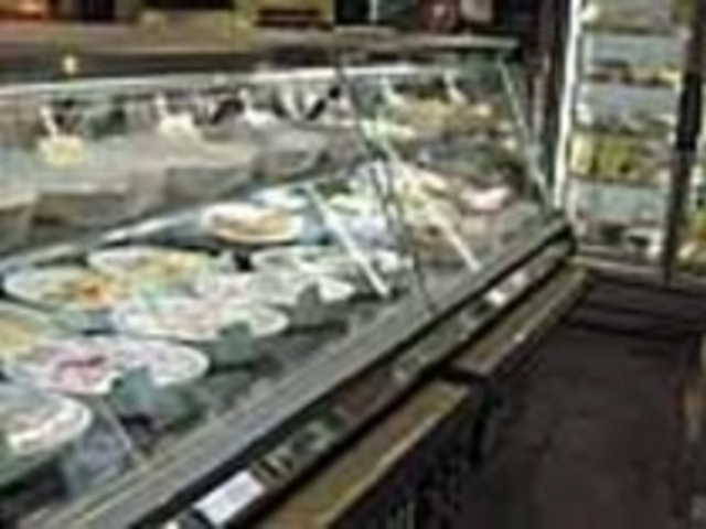 お惣菜やデザート、チーズ、生ハムが並ぶ_ガビアーノ