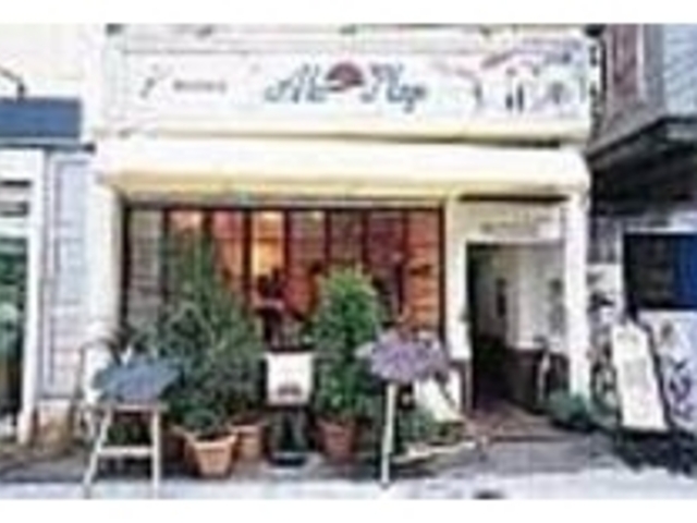 店先にはグリーンが並ぶ。内装もキュート_ビストロ ア・ラ・プラージュ